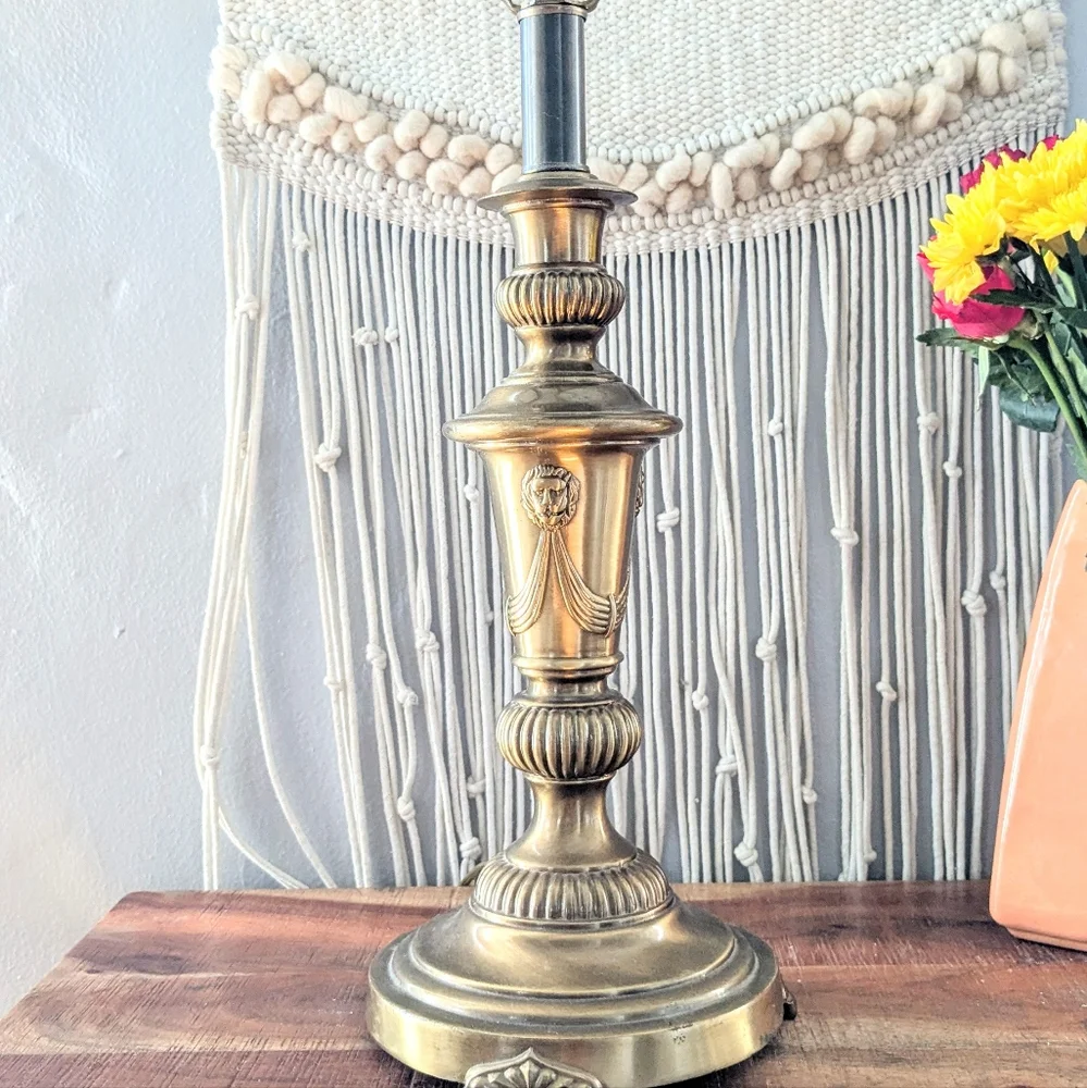 Vintage Brass Lamp with Lion Heads – Three-Way Switch – Elegant & Timeless